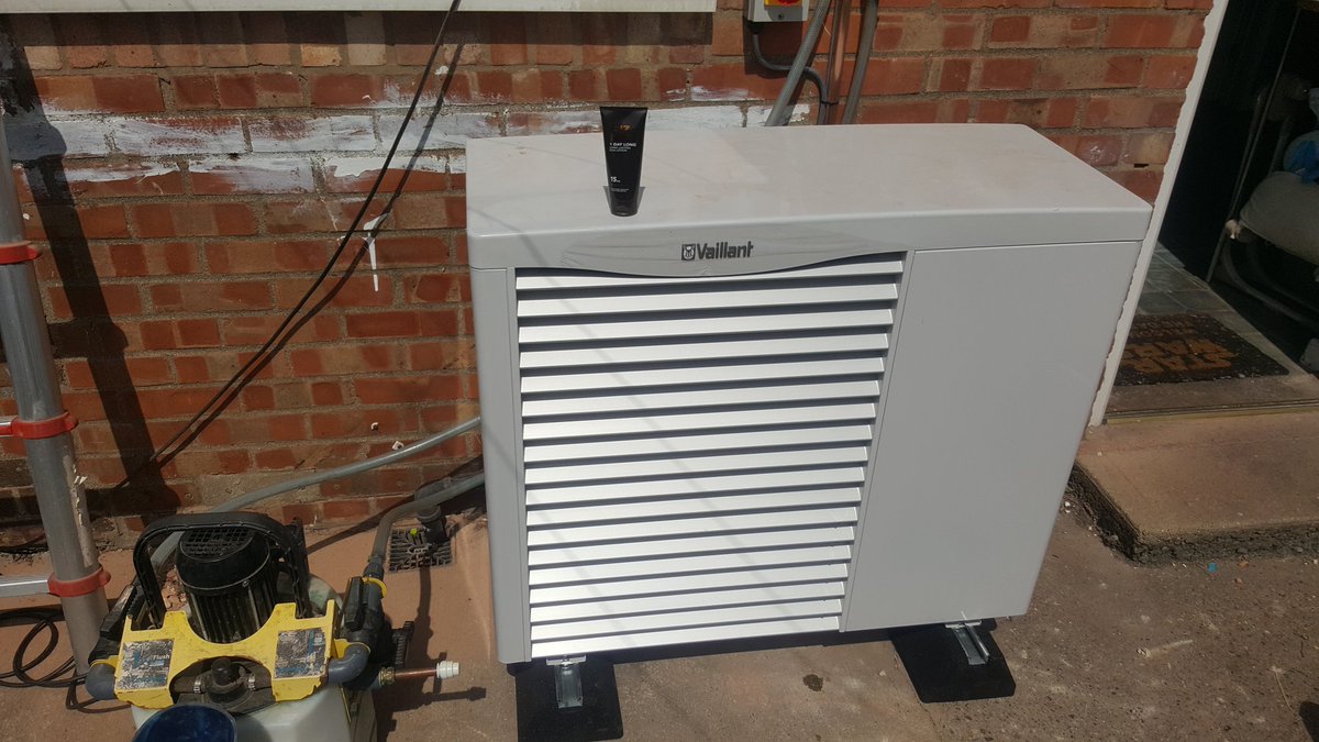 Well to all you working outside today hope you have your suncream on <a href="/mark_vaillant/">Mark Burton</a> <a href="/giggsy40/">Gastech @bunnyman</a> @heatherclarkgas