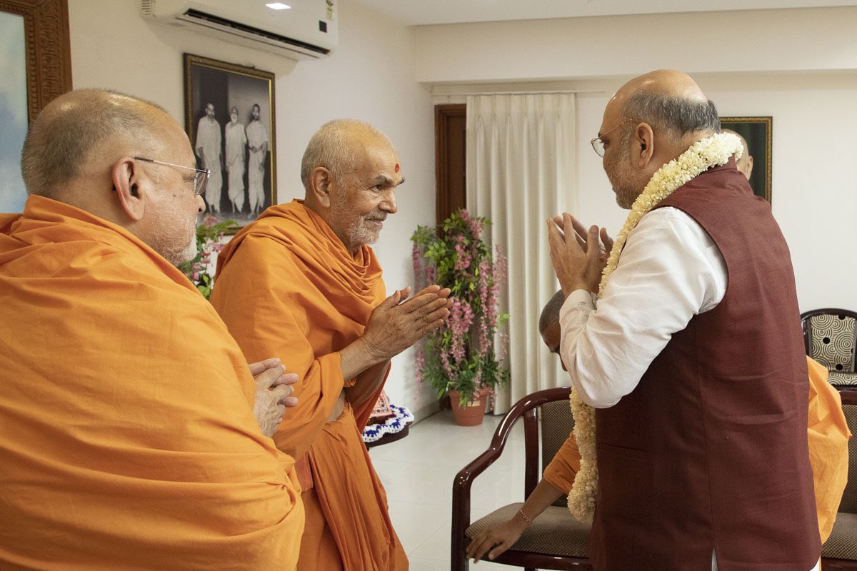 HH #MahantSwami Maharaj's Blessings to Hon'ble @AmitShah, 'May both you and our beloved Prime Minister continue to unite our nation and its people to create a new India. May you attain the progress of 20 years in the next 5 years.” @NazlinShaikh @jahanvi_vyasbjp @vijayrupanibjp