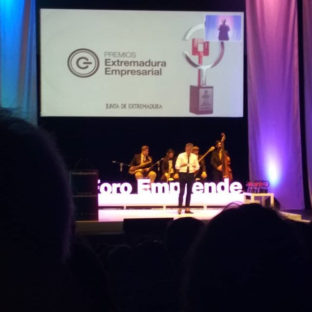 Molalissa_'s tweet photo. Lo que no gusta,  se puede decir

Ayer estuvimos en #foroemprende donde se entregaron los premios a empresas extremeñas en distintas categorías.  Todo olía a Extremadura. Los premiados,  el jurado,  las autoridades. Todo por y para extremeños.  Bueno todo no,  la banda era d… https://t.co/c7IXo8i2sf