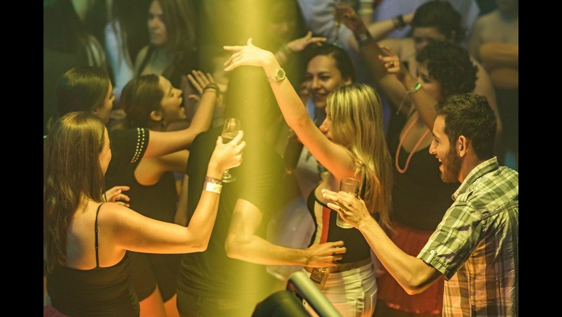 CancunNightlif2's tweet photo. Partyholics come and go in the twinkling of an eye but the dancing never stops 🕺💥  Join us this Thursday 👙 night at #DadyO!   #Cancunnightlife #cancunparty #cancunpartytime #cancunpartypeople #cancunpartyplanner #cancunpartynights #partylikearockstar #cancunthursdaynights 👙 https://t.co/ynrhJVDpvG