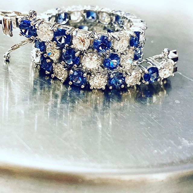 DiamondsNColors's tweet photo. Sapphire and diamond statement bracelet โจโจโจ
โจโจ
โจ
#statementbracelets #sapphirejewelry #diamondandsapphire #MadeInTheUSA #BlueStoneRings #JewelryAddict #JewelryAddictsUnite #JewelryDesigner
#DiamondsAndGold #BlueGemstone #LoveBlue #diamondsapphire #LoveBlueJewelry#cocโฆ https://t.co/aGEuh0YXdM