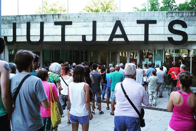 UM9CUPConstruim's tweet photo. ✊🏽💪🏼
Moltíssima gent solidaritzant-se als jutjats fent costat a les persones encausades per els actes d’acció de protesta de la vaga del 21F . Nosaltres hi som donant tot el suport, no esteu sols/es!
@prot3sta #prot3sta #construïm #solidaritat #Ribes #Roquetes https://t.co/EZztIdujAP