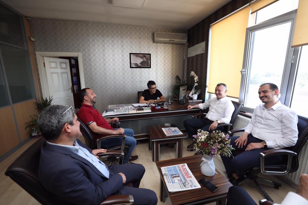 Demokrat Kocaeli Gazetesi Genel Yayın Yönetmeni Mevlüt Soysal Beyefendiye yeni devraldığı vazifesi için hayırlı olsun ziyaretinde bulunduk.
<a href="/tahirbuyukakin/">Tahir Büyükakın</a> <a href="/avaliguney/">ALİ GÜNEY</a>