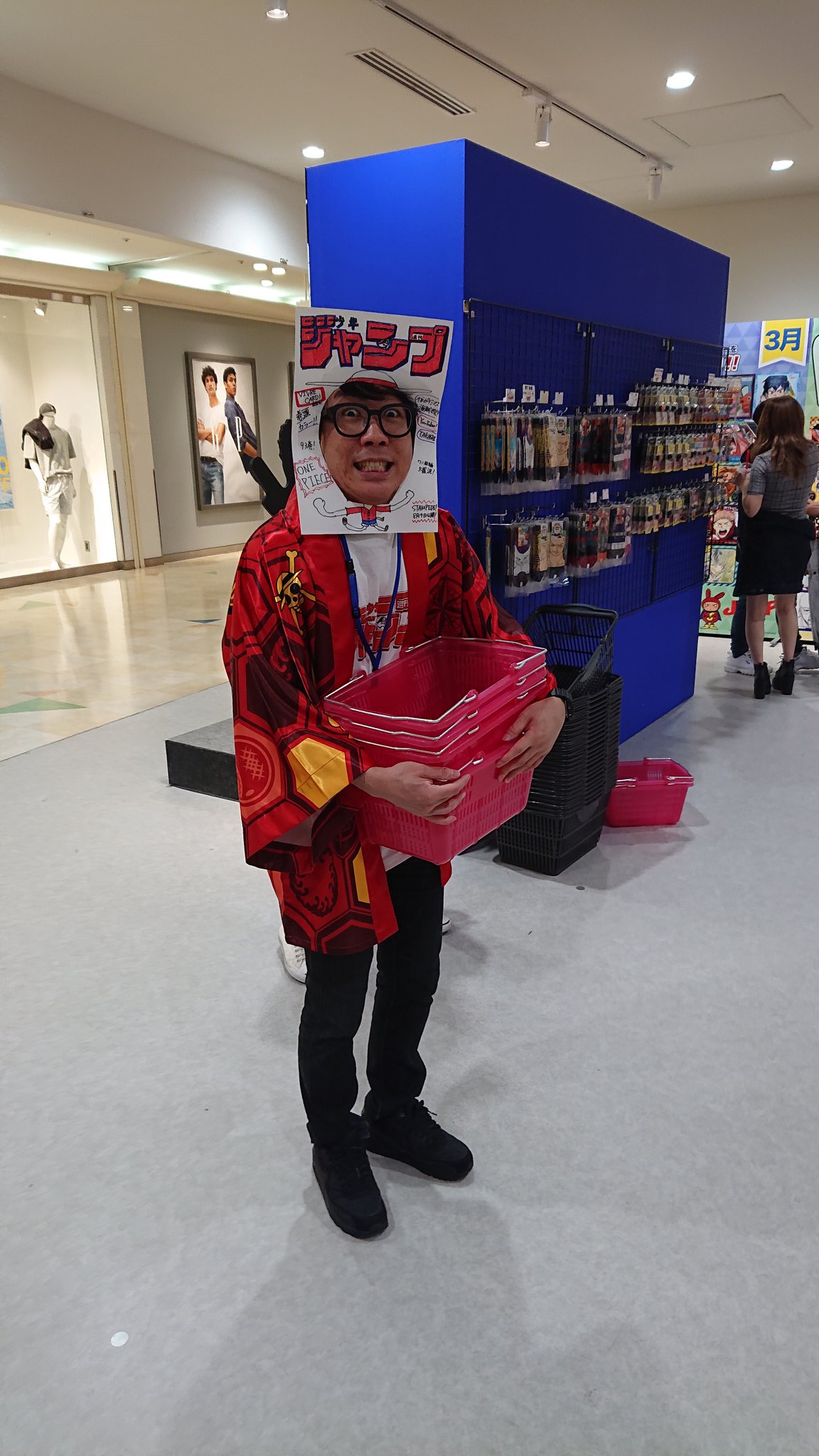 ジャンプショップ Jump Shop 公式 オーワ D タカシさん1日アルバイト中 ただ今 ジャンプショップ お台場店にて タカシさんによる1日アルバイト中 是非遊びに来てくれよな T Co Ga6tmcpnni Twitter