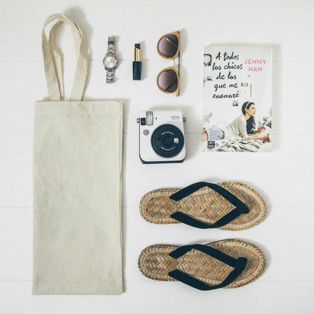 TeenPlanetLibro's tweet photo. Para disfrutar de un gran día de playa o piscina lo más importante es tenerlo todo preparado. ¿Qué es lo que nunca puede faltar en tu bolsa?

#BookstagramEspaña #Bookstagram #TeenPlanet #PlanetaDeLibros #AristótelesYDante #BookEssentials https://t.co/c9nLZmM22r