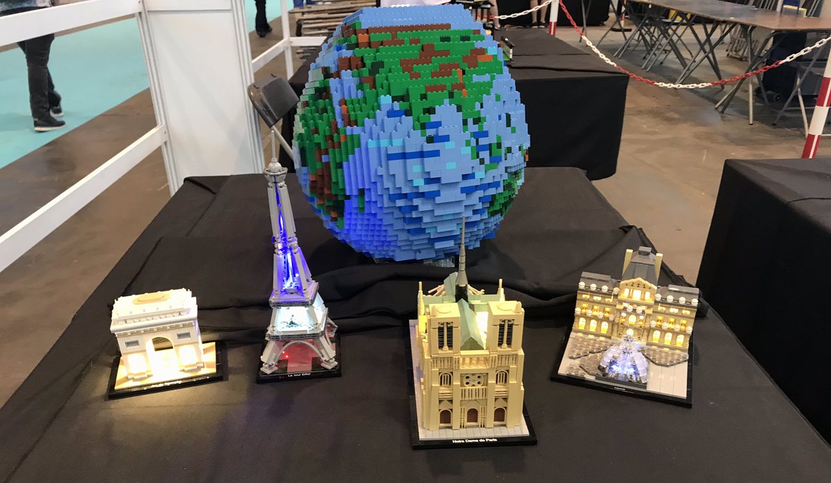 meslegosafol's tweet photo. Expo de #lego avec #Freelug à la @japanexpo #brick #paris https://t.co/ru3eCgB4XX
