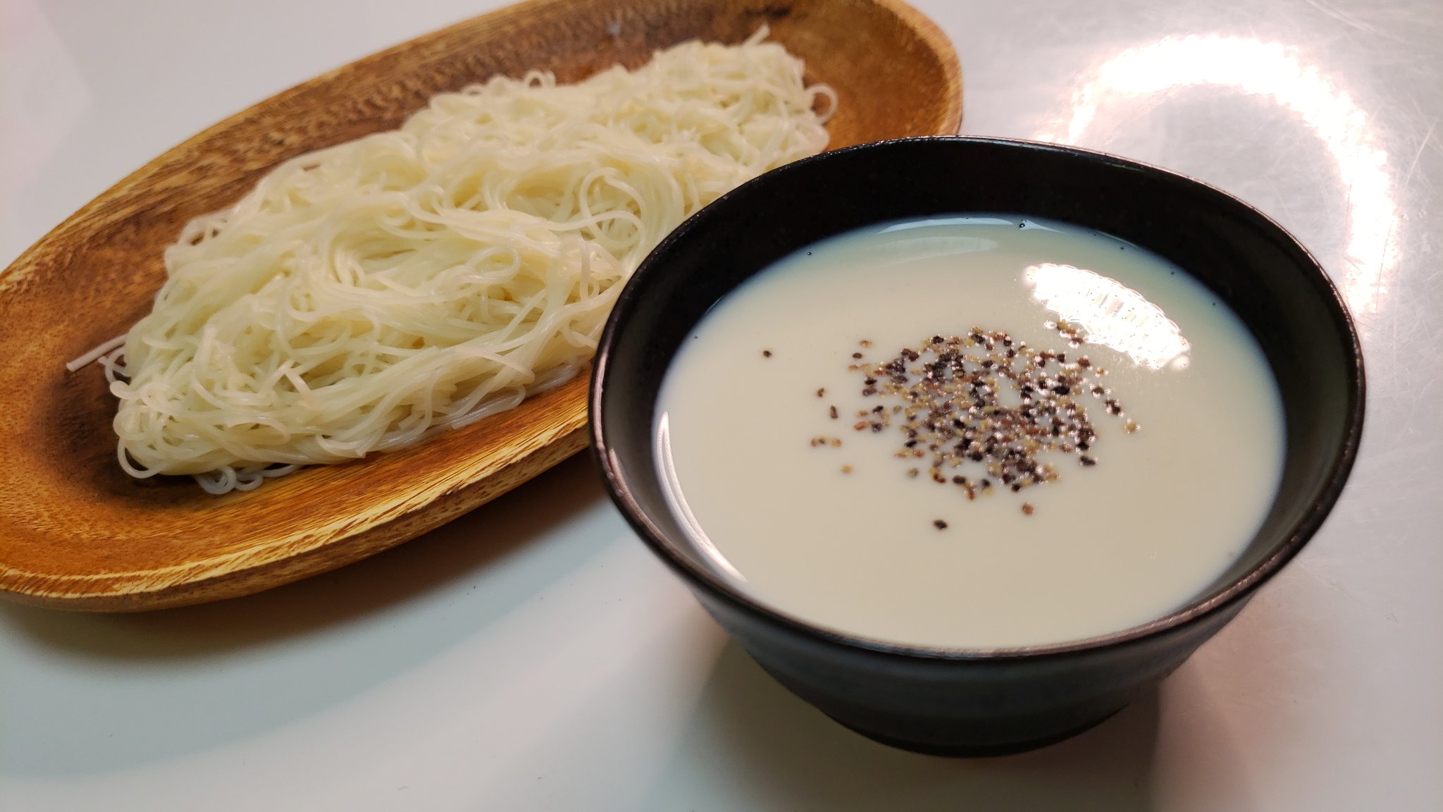 リュウジ 料理のおにいさんバズレシピ いつものそうめんに飽きたら豆乳でめんつゆ作るとガンガン麺が吸えます ホワイトめんつゆ 豆乳90ccに白だしccいれ混ぜ 黒胡椒たっぷり入れるだけ 深みのあるダシに豆乳のコクと濃度が足 リュウジ 料理のおにいさんバズレシピ いつものそうめんに飽きたら豆乳でめんつゆ作るとガンガン麺が吸えます ホワイトめんつゆ 豆乳90ccに白だしccいれ混ぜ 黒胡椒たっぷり入れるだけ 深みのあるダシに豆乳のコクと濃度が足