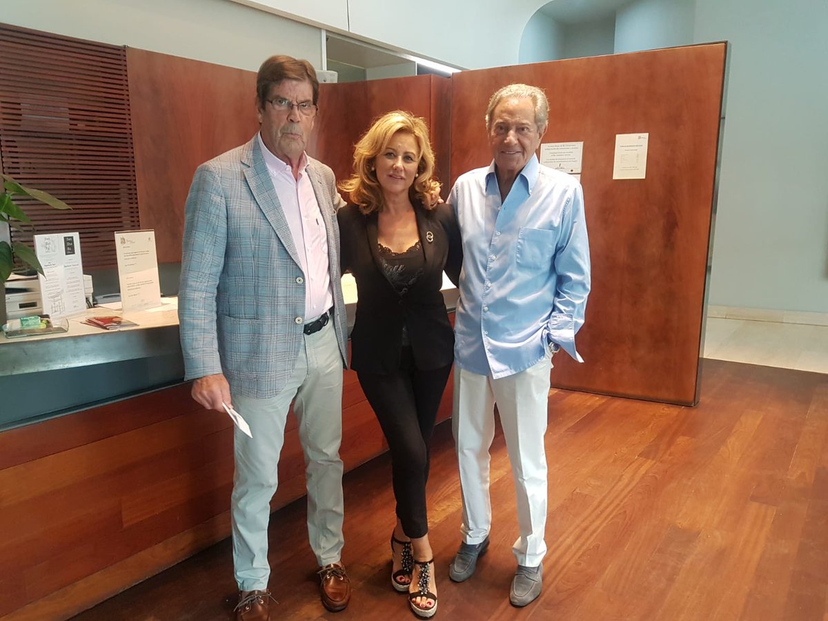 Desde el Gran Hotel de Albacete queremos expresar nuestro pésame por la muerte del incomparable Arturo Fernández. 

En el Gran Hotel tuvimos el honor de conocerle y solo tenemos palabras de agradecimiento. Descanse en paz, Don Arturo.