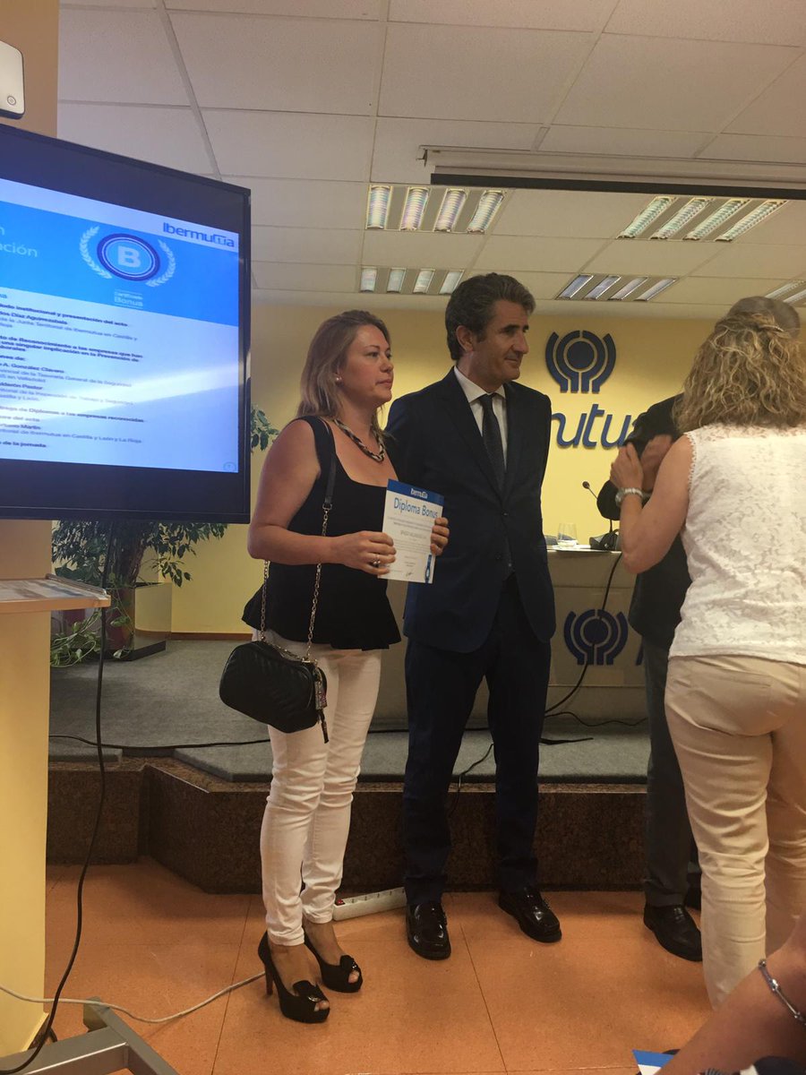 SpacioVa's tweet photo. Ayer recibimos de manos de @Ibermutua un diploma por haber registrado los ratios más bajos de siniestralidad en nuestro sector 👏🥳
#MásDurosQueElCinturonDeRocky 💪
#NoHacemosGastoALaSeguridadSocial 🚑
#EnjoyYourWorkSpace
#Spacio https://t.co/ScsI5p1RW2