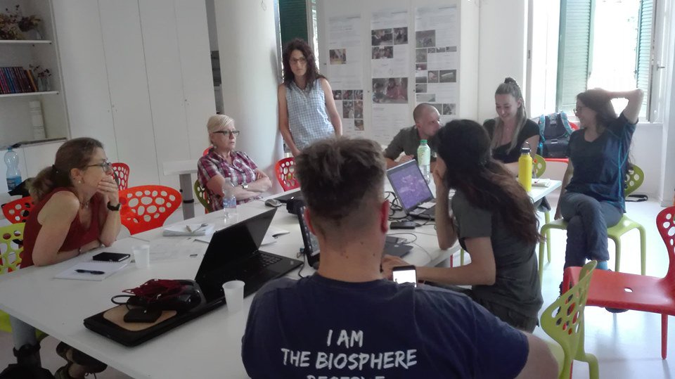 Si è svolto presso la sede del Wolf Apennine Center, a #Ligonchio (RE), un proficuo scambio di esperienze tra due progetti <a href="/lifenatura/">Lifenatura</a>, #mircolupo e @GESTIRE2020. Ringraziamo i rappresentanti di <a href="/RegLombardia/">Regione Lombardia</a> e @ersaf_uco per l'interesse mostrato nei confronti del nostro progetto