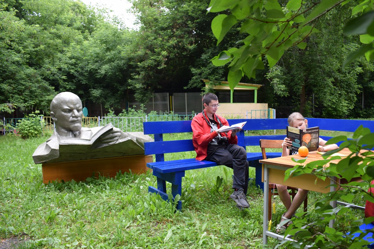 С 25 июня и до 01 сентября во внутреннем дворе библиотеки для вас работает ОТКРЫТЫЙ ЧИТАЛЬНЫЙ ЗАЛ. Можете взять с собой любимый плед и термос. Свежий воздух, зеленая трава, оригинальные селфи, интересные книги и общение ... Что может быть лучше? 😊