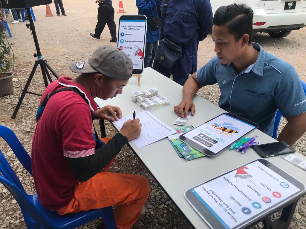unclebat123's tweet photo. Inisiatif mengindahkan &amp; menghijaukan alam melalui pelaksanaan Program KITAR3cycle yang dijalankan oleh 3R Troopers bersambung ke @swmenvironment Kluang &amp; di sambut baik oleh para pekerja dengan melihatkan kepada jumlah pendaftaran yang memberangsangkan
#swmenvironment #swmsb https://t.co/JiYzBrSMoJ