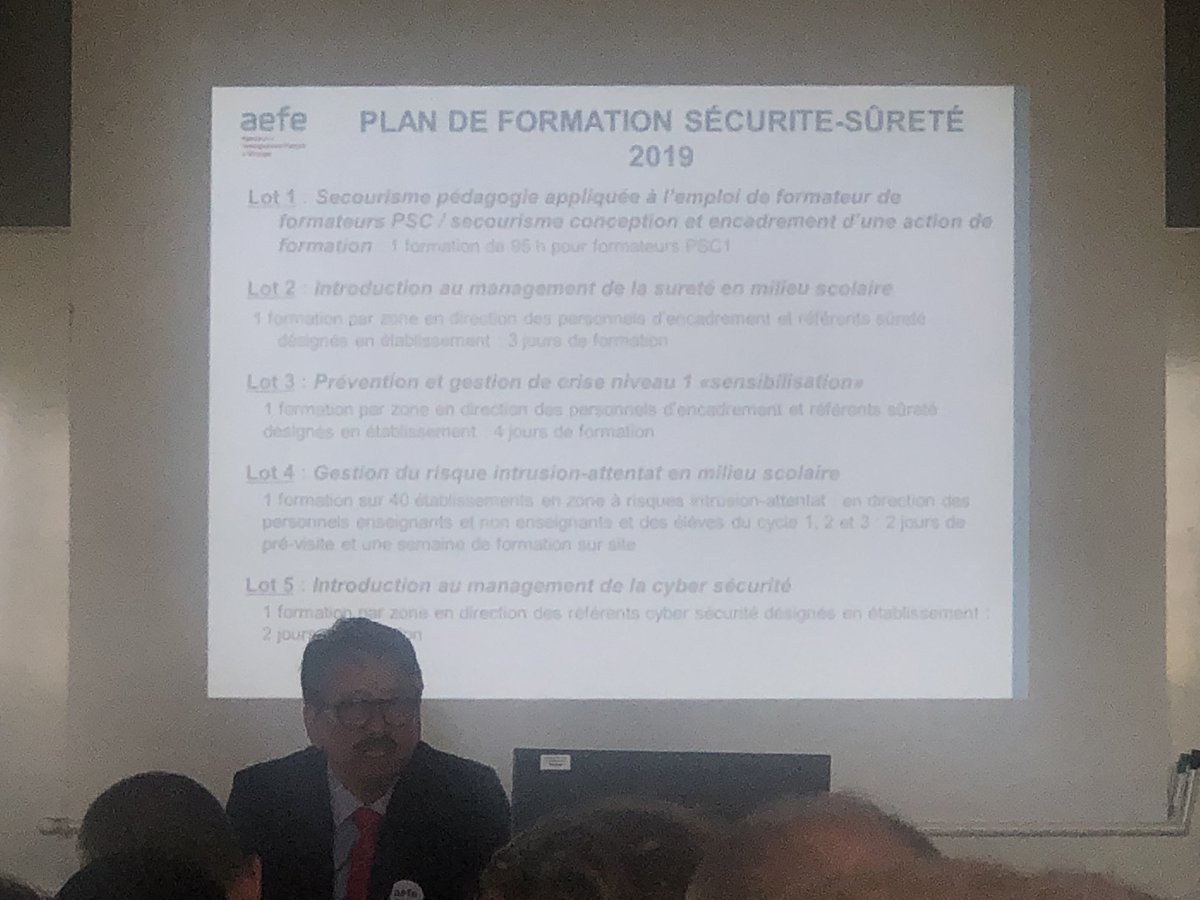 Sadate_Hamadi's tweet photo. @Ih2ef séminaire national des équipes mobiles de sécurité : présentation par @alain_vuong de @aefeinfo d’un plan de formation sécurité-sûreté pour les établissements d’enseignement français à l’étranger #gestiondescrises #MMPLVMS https://t.co/DzKhfLDT2A