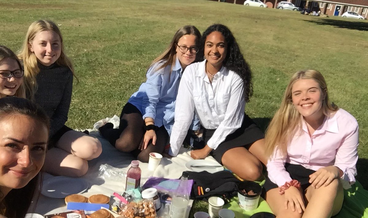 RMSHistDepart's tweet image. Chatting about Gladstone and Disraeli in a our History Picnic this morning #lastlesson #readyforsummer #courseworktime