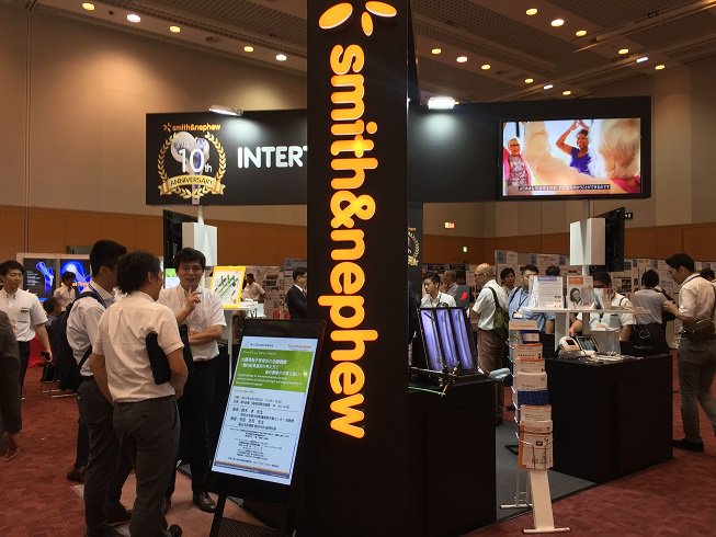SmithNephewPLC's tweet photo. Last month, our team in Japan participated in the 45th Annual Meeting of the Japanese Society for Fracture Repair. Smith & Nephew hosted a session on the surgical strategy for femoral trochanteric fractures, and also celebrated the 10th anniversary of #INTERTAN in #Japan. https://t.co/KFy8Eky9ty