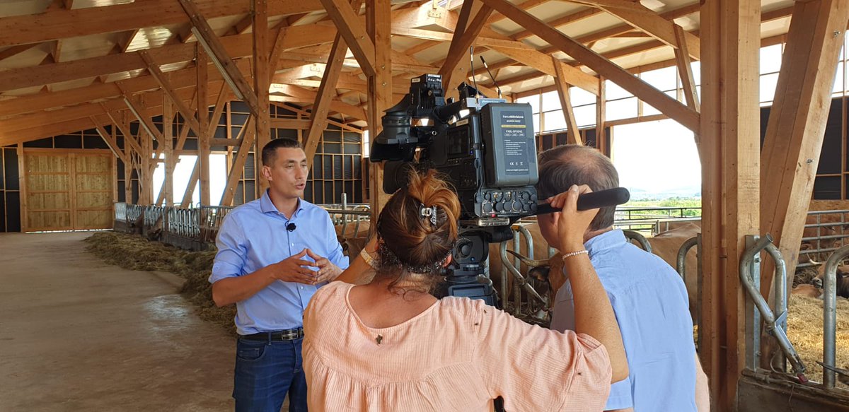 JeunesAgri's tweet photo. "Les citoyens doivent nous rejoindre contre le #Mercosur car ils souhaitent une alimentation de qualité. Avec cet accord on troque nos produits contre des portières de voitures !"
@vandaele_sa en visite chez Julien, éleveur en Haute-Loire
👉https://t.co/hAMwuaKedL https://t.co/qJ3Z8lMyDE