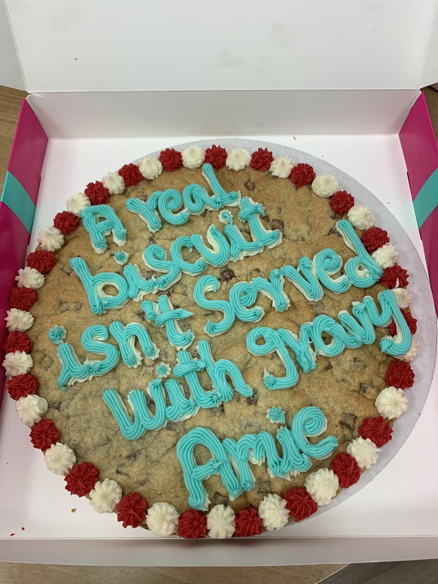 amiesparrow's tweet photo. Any other U.S. expats in the U.K. get a passive aggressive cookie for Independence Day? Just me then? 😂 🇺🇸 🇬🇧 #July4th #USinUK https://t.co/N0Fj9nMhUT