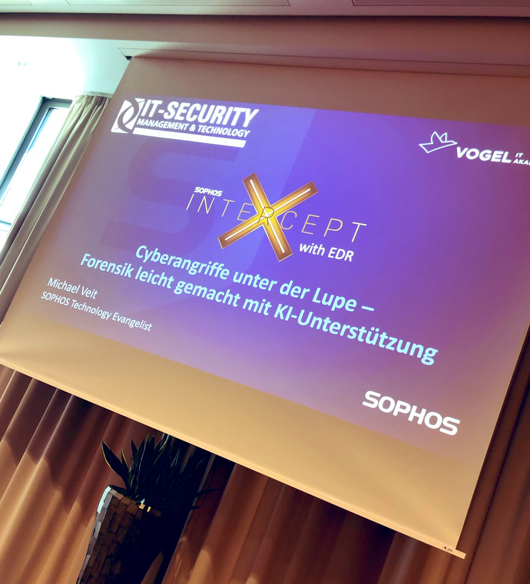 vogelitakademie's tweet photo. Cyberkriminelle, Hände hoch! 🚨Crime Scene Investigation bei der #itseccon mit @Sophos. https://t.co/iHDT4l9gFS