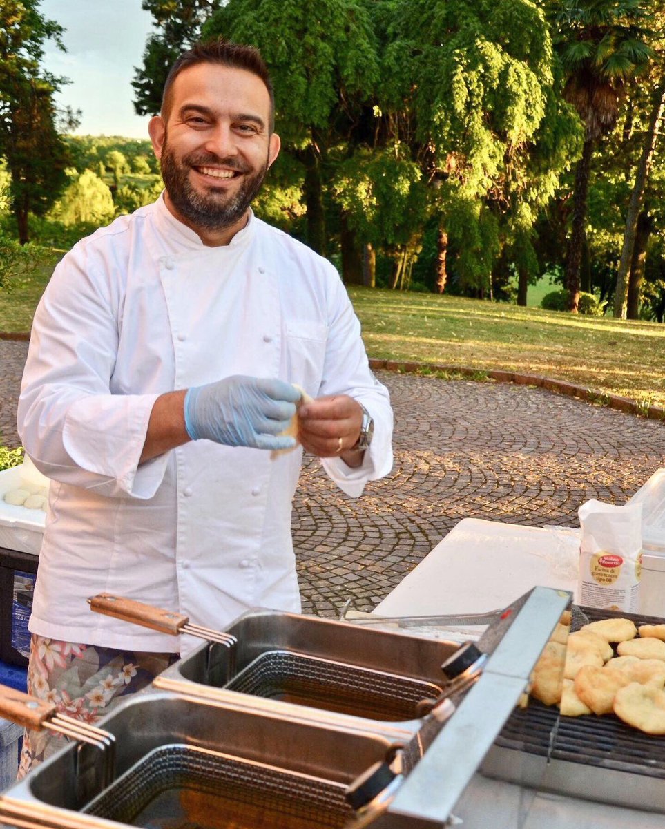 algallopn's tweet photo. 🍕🐟 Pizza fritta, bufala, pesto e acciughe del golfo.
Così il nostro Chef Andrea Spina ha stupito anche i palati più sopraffini all'esclusivo #dinnershow con @FvgViaDeiSapori nel magico @castellospessa #AlGallo https://t.co/gxfECc2Ahs