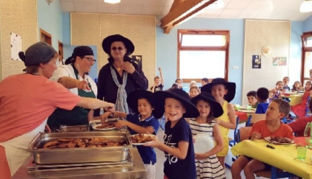 marcveyrat's tweet photo. Déjeuner à la cantine du groupe scolaire de Manigod, mon pays.... avec Valérie Vacherand et Marie Pelissier, les 2 Chefs de la cantine. Grand respect pour ses dames qui nourrissent nos enfants. Et les enfants étaient tellement contents 🤠🤠😄😄👍👍 #manigod #cantinetop #cheftop https://t.co/gSRXSP0HBY