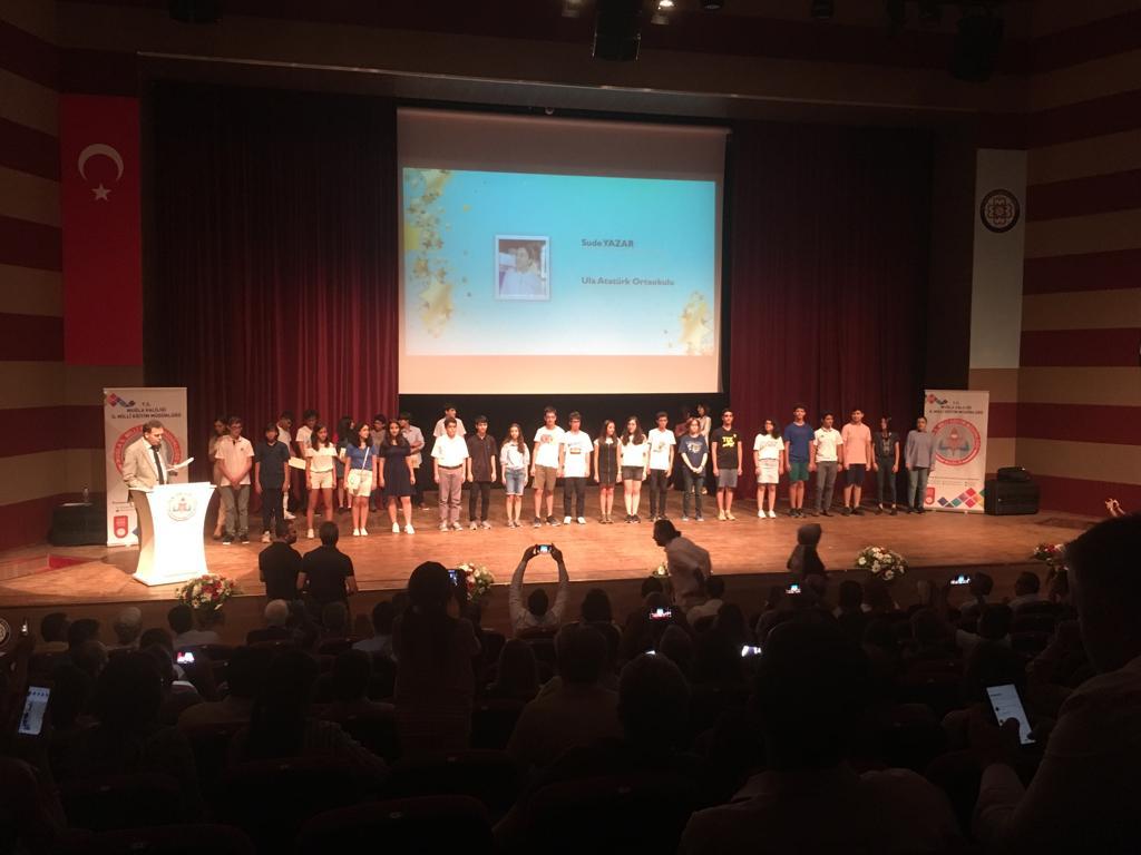 Muğla İl Milli Eğitim Müdürlüğü tarafından 2019 LGS Türkiye 1. si olan ve sınavda üstün başarı gösteren öğrenciler için düzenlenen törende AZİZ YİĞİT YÜCESAN, YUNUS GÖKBERK AKÇİN VE SILA ILGIN İNAN okulumuzu temsil etmiştir. Öğrencilerimiz ile gurur  <a href="/EnverYucel/">EnverYucel</a> <a href="/gulfemtandogan/">Gülfem Tandoğan</a>