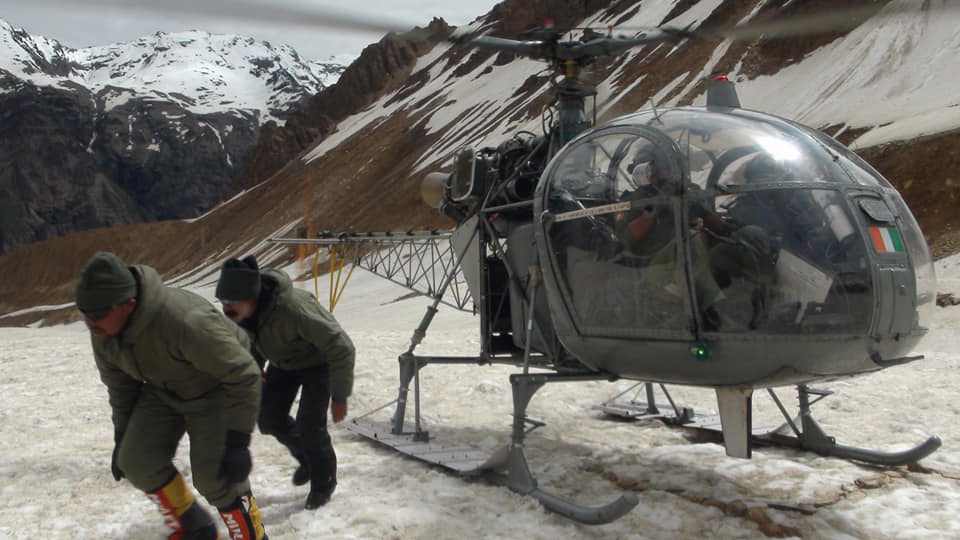 5472_nde's tweet photo. #SearchAndRescue #Mission: 3rd July. Two Cheetah helicopters of #IndianAF got airborne at first light for Camp 1 site of Nanda Devi Peak and recovered mortal remains of 07 Mountaineers in 04 shuttles from Munsiyari helipad to Camp 1.
https://t.co/y6Ur9YwnEg https://t.co/G5r71doasq