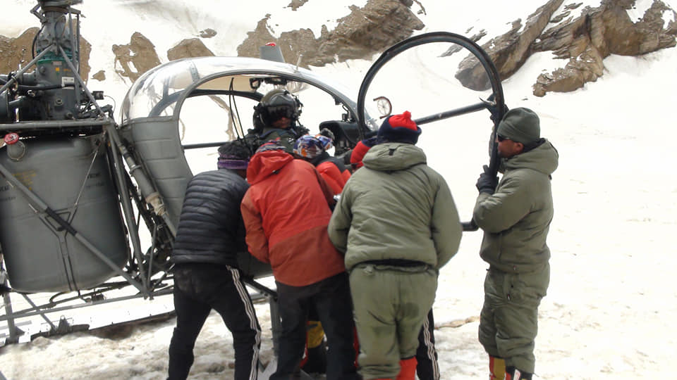 5472_nde's tweet photo. #SearchAndRescue #Mission: 3rd July. Two Cheetah helicopters of #IndianAF got airborne at first light for Camp 1 site of Nanda Devi Peak and recovered mortal remains of 07 Mountaineers in 04 shuttles from Munsiyari helipad to Camp 1.
https://t.co/y6Ur9YwnEg https://t.co/G5r71doasq