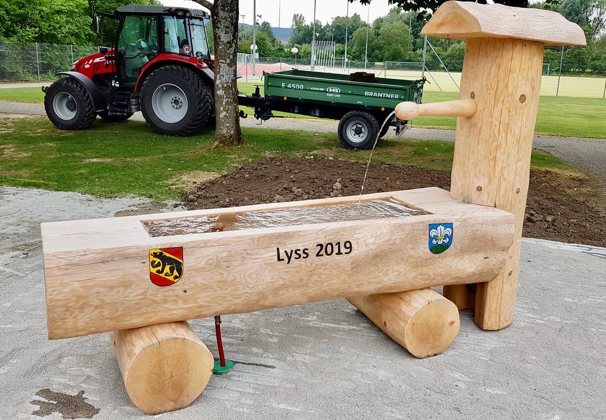 Dieser Brunnen wurde am diesjährigen @schwingfestlyss durch die Gemeinde Lyss erworben. Nun steht er funktionstüchtig bei der Sportanlage Grien 🤼‍♂️. #lyss #gemeindelyss #seeländisches #schwingfest #seeländischesschwingfest2019 #brunnen #sportanlage