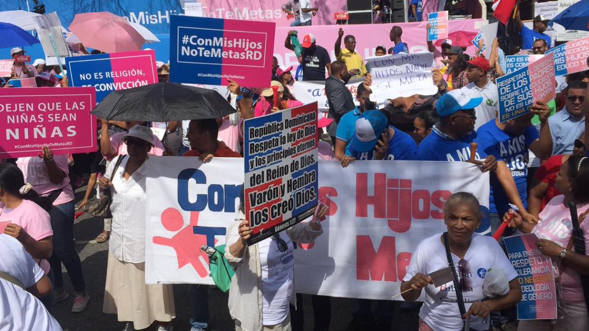 elnuevodiariord's tweet photo. (VIDEO) Protestan frente a MINERD en contra de orden departamental sobre política de género
https://t.co/NcOe9Bn2gl

#ElNuevoDiarioRD  #ConMisHijosNoTeMetasRD https://t.co/pFofUvEiy3