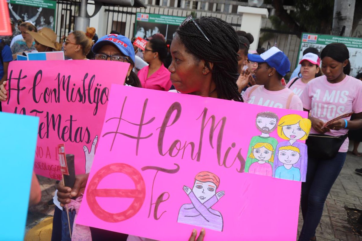 PartidoPRSC's tweet photo. #ConMisHijosNoTeMetasRD El PRSC, seguirá marchando cuantas veces sea necesario, junto a los millones de dominicanos, que con justa razón se oponen a que la aberrante "Ordenanza" sea aplicada en las escuelas del sistema público de educación. https://t.co/VRp5iGrUIO