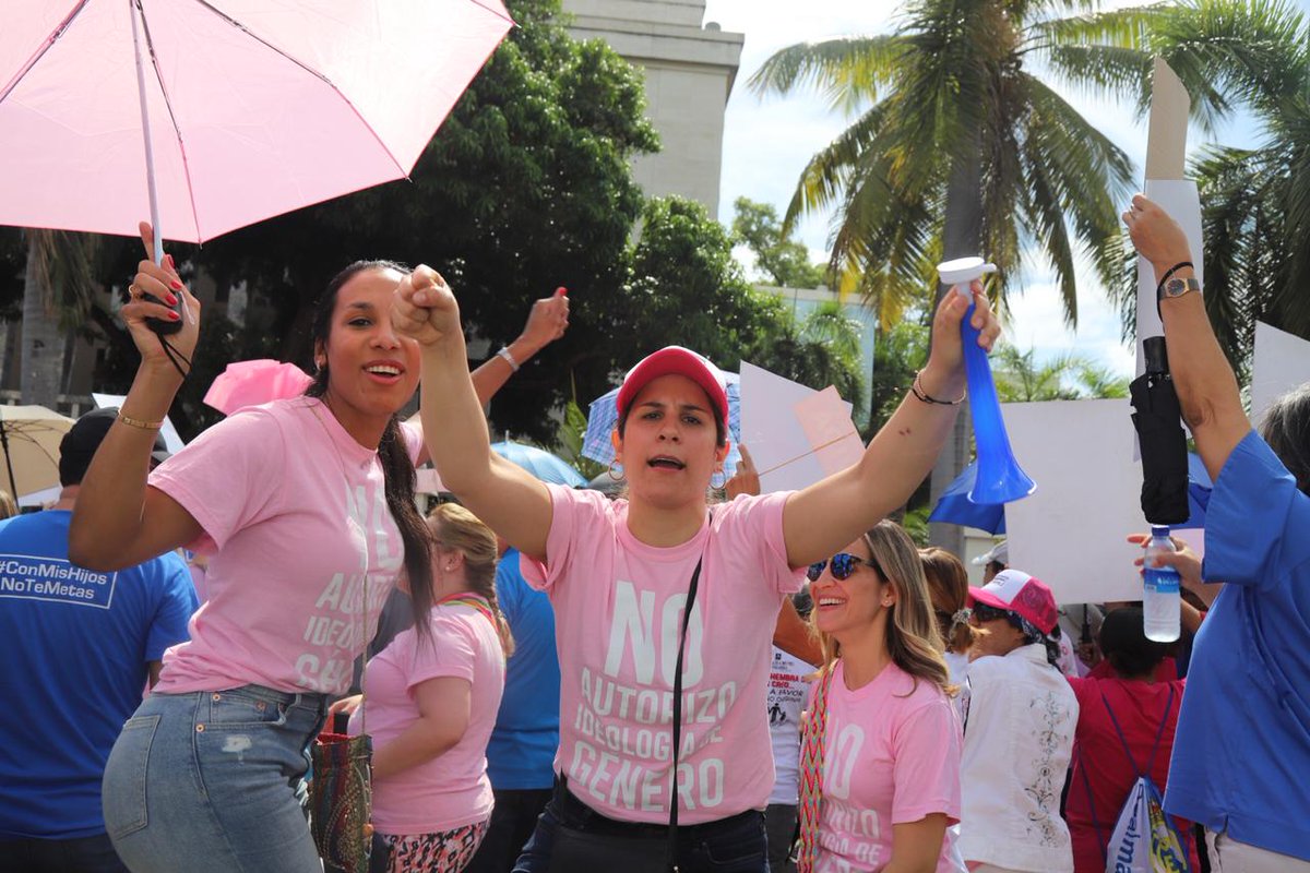 PartidoPRSC's tweet photo. #ConMisHijosNoTeMetasRD El PRSC, seguirá marchando cuantas veces sea necesario, junto a los millones de dominicanos, que con justa razón se oponen a que la aberrante "Ordenanza" sea aplicada en las escuelas del sistema público de educación. https://t.co/VRp5iGrUIO
