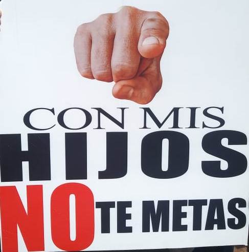 yensempai123's tweet photo. La voz de una sola persona no puede valer mas que la de millones de padres preocupados. SR. Ministro #ConMisHijosNoTeMetasRD https://t.co/b3MnqdVIVO
