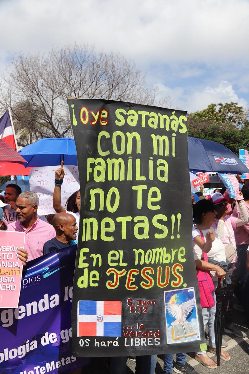 PartidoPRSC's tweet photo. #ConMisHijosNoTeMetasRD El PRSC, seguirá marchando cuantas veces sea necesario, junto a los millones de dominicanos, que con justa razón se oponen a que la aberrante "Ordenanza" sea aplicada en las escuelas del sistema público de educación. https://t.co/VRp5iGrUIO