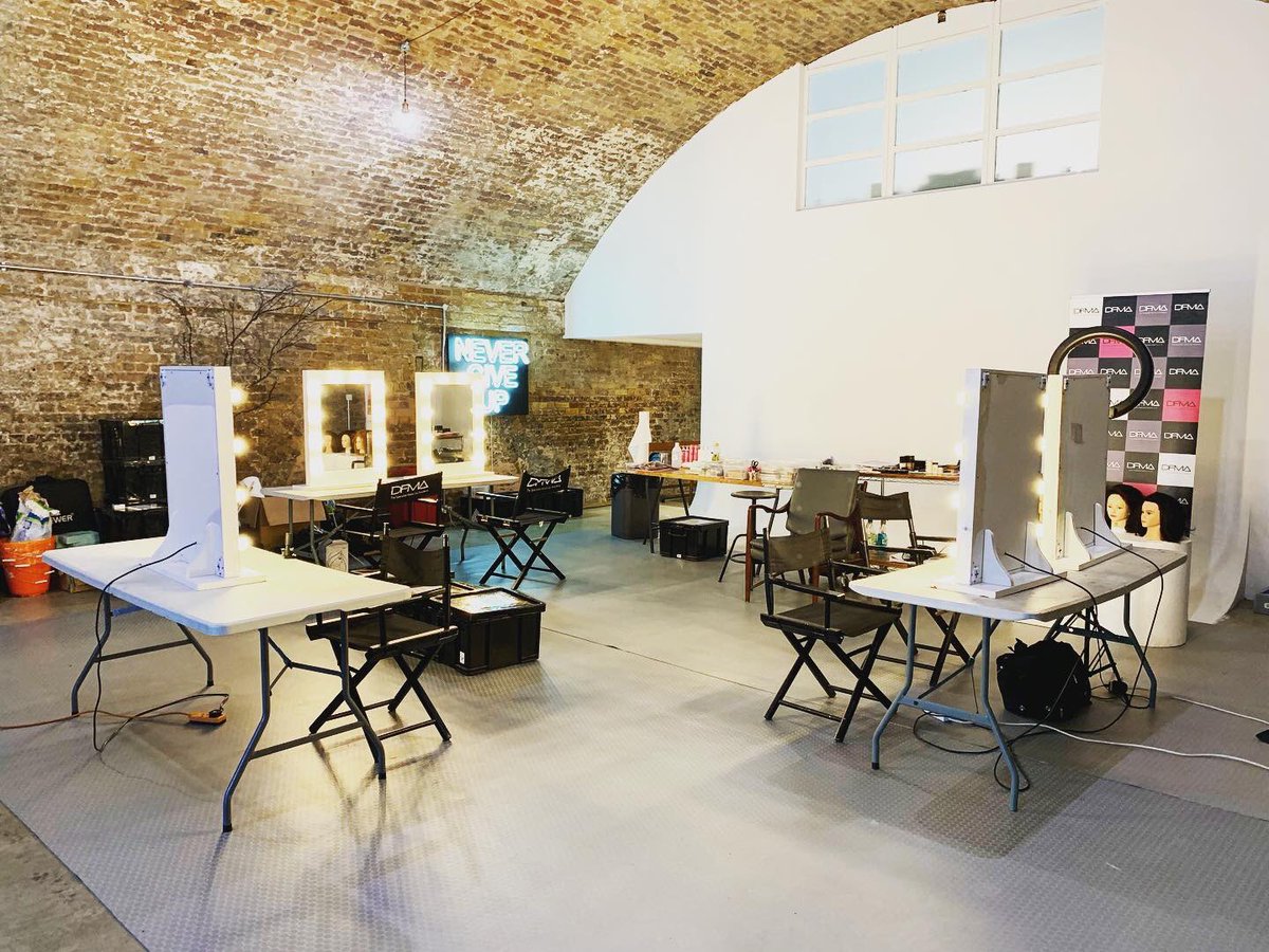 Getting ready to welcome our favourite make up academy to their home from home.

#itsamotelthing #makeupschool #photographystudio