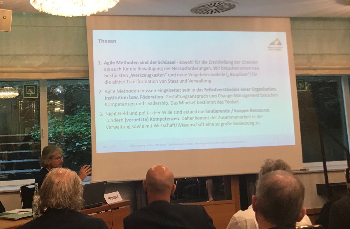 Herr Brunzel (Metropolregion Rhein-Neckar GmbH) moderiert ein Fachforum beim #BW40 zum Thema #Agilität und #Innovation. Geprüft werden drei Thesen, siehe Foto. Mein Favorit: These 3!