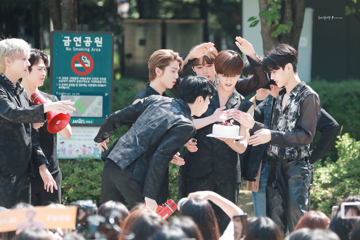 honey_hwiyoung's tweet photo. 190704 주호생일 미팬

SF9🎂🥰💕

#SF9 #RPM #알피엠 #에스에프나인 #휘영 #HWIYOUNG #김영균 #フィヨン https://t.co/JnZCceMQ3L