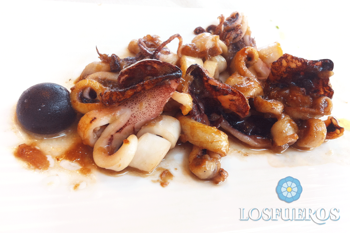Hoy como recomendación de entrante y a la vez, elaboración "De Bilbao de toda la vida",  te traemos el txipipulpo, mitad txipi mitad pulpo, un plato que solo podrás encontrar en #LosFueros. 👏¿Con qué lo acompañarías? ¿Una copita de vino blanco quizás?