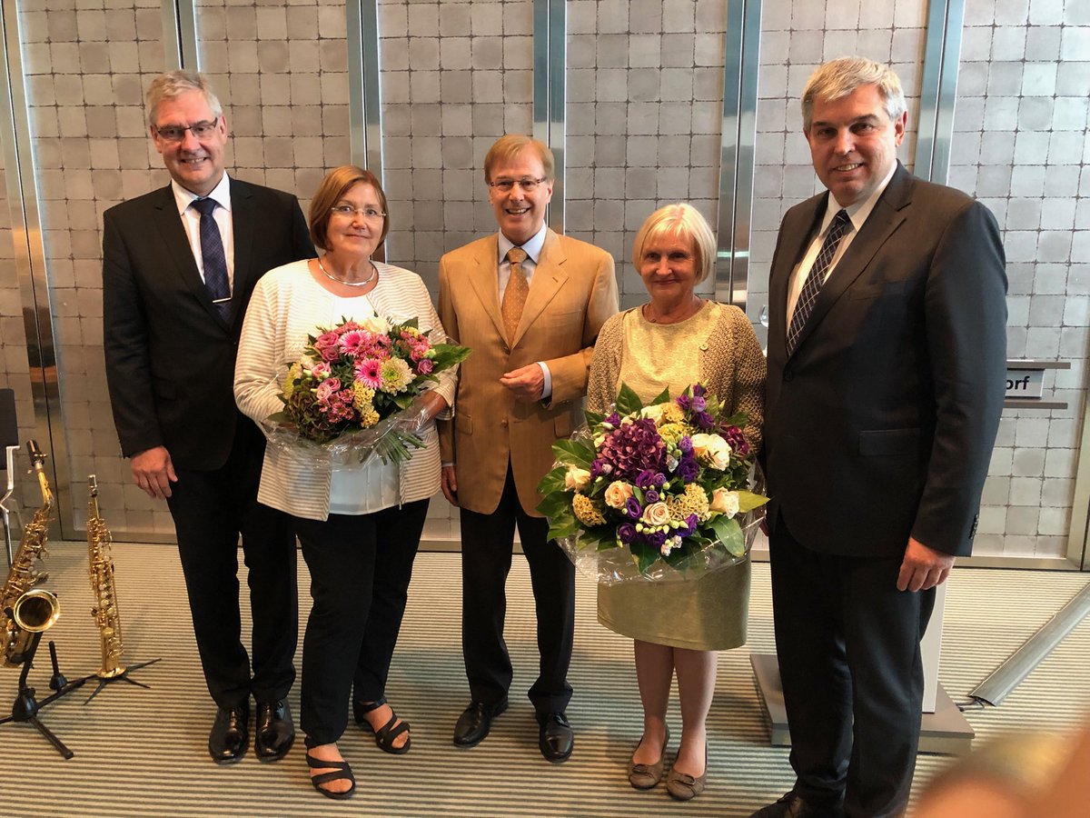 Ministerium Der Justiz Nrw Minister Der Justiz Peter Biesenbach Dankt Dr Hans Josef Thesling Re Fur Seine Tatigkeit Beim Finanzgericht Dusseldorf Er Ist Inzwischen Leiter Abteilung Z Im Ministerium Gratulation Dem