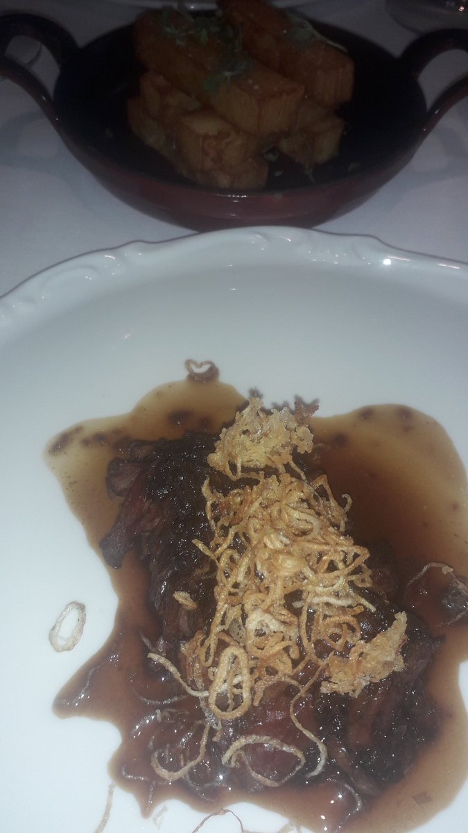 LuchiniSolano's tweet photo. Es lógico que se hable tanto y tan bien de Le Bistroman Atelier, porque es uno de los mejores restaurantes franceses que ha abierto nunca en Madrid. A destacar la pissaladière niçoise con anchoas, la versión refinada de la bullabesa y una bodega sólo con vinos franceses https://t.co/bSfE69pEDG