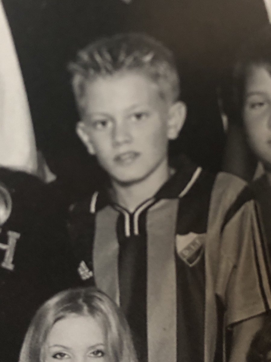 fotojossa's tweet photo. När man hittar sina gamla skolkataloger från högstadiet och däri hittar en 14-årig Niklas Svedberg 😆 Måste ju älska valet av tröja till klassfotot 💛❤️💙 #difhockey @DIFHockeyse https://t.co/V8HNhXq56E
