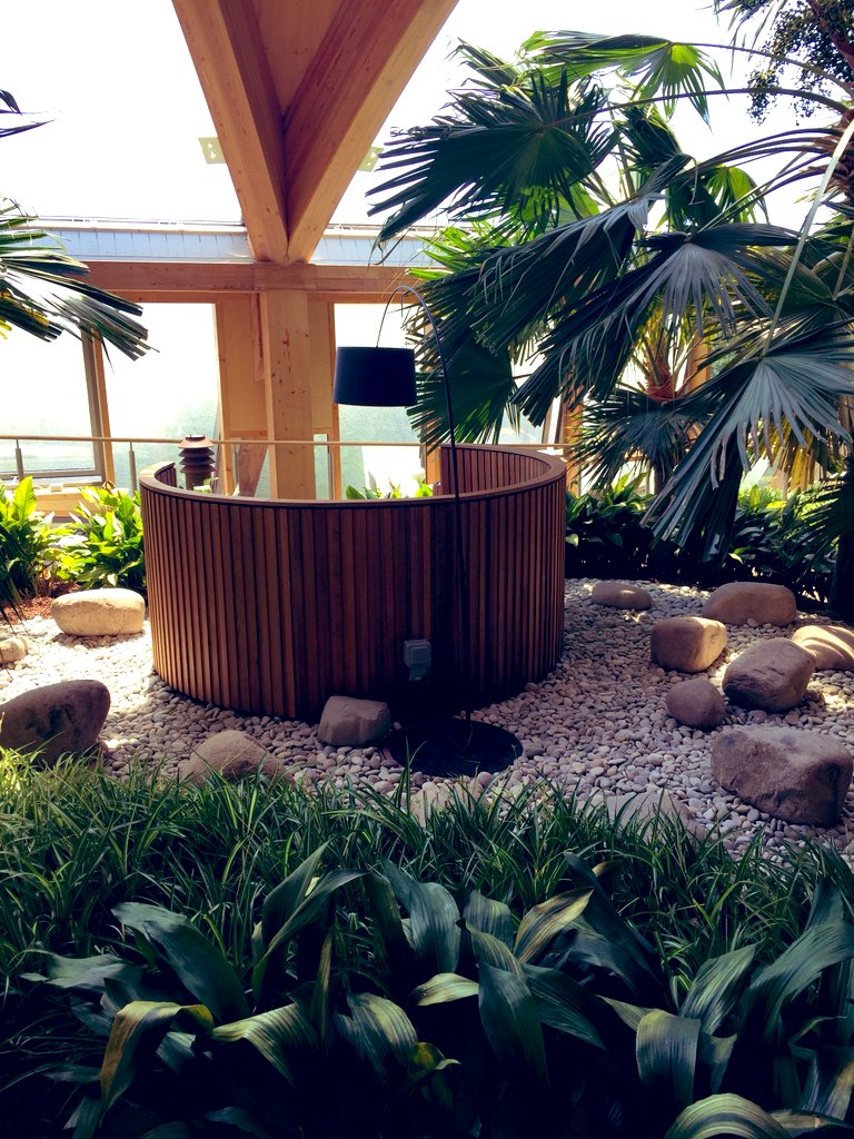 amz57's tweet photo. Bringing the outside in, this is fast becoming one of my favourite places to work! @Essex_EBS #FocusesTheMind #WorkWorkWork #InnovativeWorkSpace https://t.co/bzPWmpZleH
