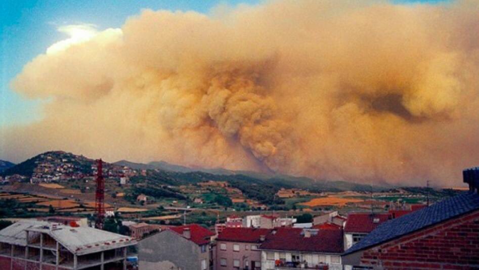 Avui fa just 25 anys dels grans incendis del 94. 65.000ha van cremar durants 5 dies aquell estiu, afectant sobretot, però no només, la Catalunya central... 25 anys després, no estem pas massa millor... 
#bombers #incendisforestals #25anys #estiudel94 #TornaraAPassar #SenseGestio