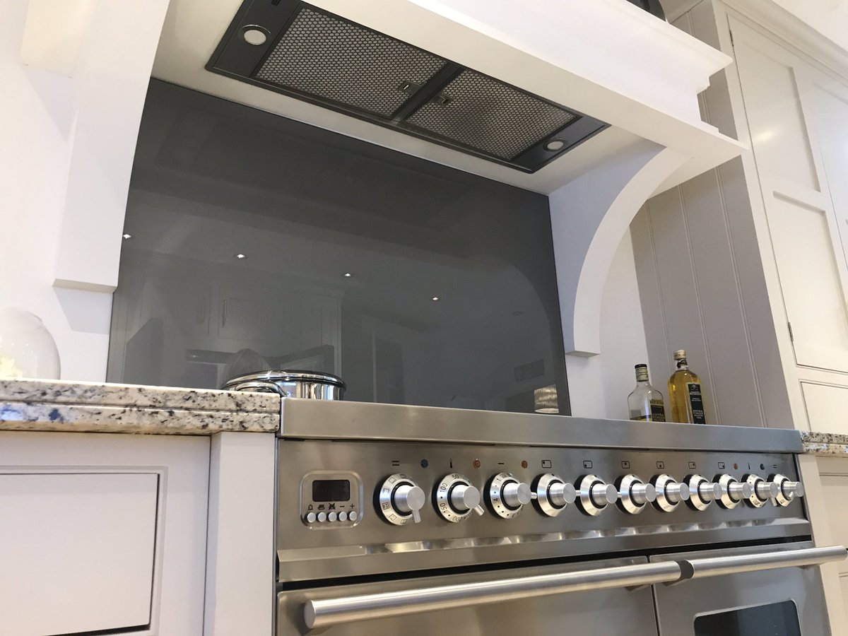 AbbiWestin's tweet photo. Another fab new display by the guys at @CotteswoodLtd in Amersham. Featuring our ever popular Cache built in unit.
.
.
#luxurykitchens #bespoke #makeityourown #seriouscook #luxuryextraction #cookerhood #interiordesign #splashback #inductionhob #cook #homecooking https://t.co/KiH8nigaib