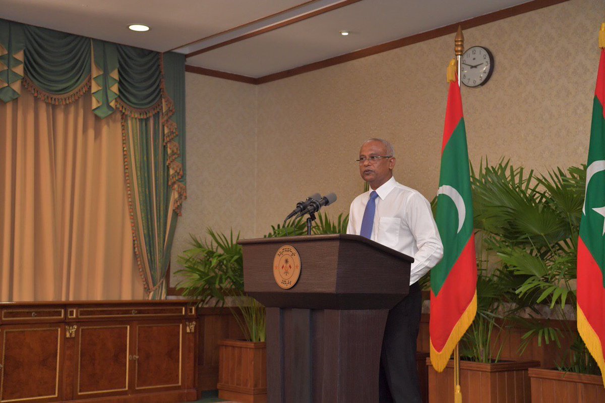 SaudVillingili's tweet photo. Raees @ibusolih akee thafaathu leadereh, gaumah ikhulaastheri adhi haamakan bodu gothehga sarukaaru hingavaa javaab dhaaree vumuge laamaseelu namoonaa leadereh. 👏👏 https://t.co/dwDRrO66J5