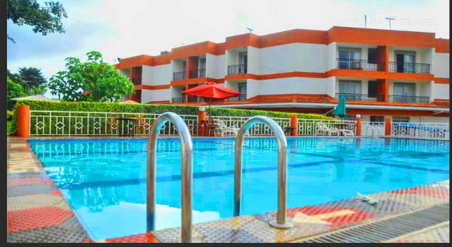 MeruslopesHotel's tweet photo. For those who love swimming, @MeruslopesHotel  offers standard size swimming pool complete with sun beds, umbrellas, wash rooms and changing rooms. Next to this pool, is a smaller pool for small Children and Toddlers. https://t.co/34cJTKJwVR