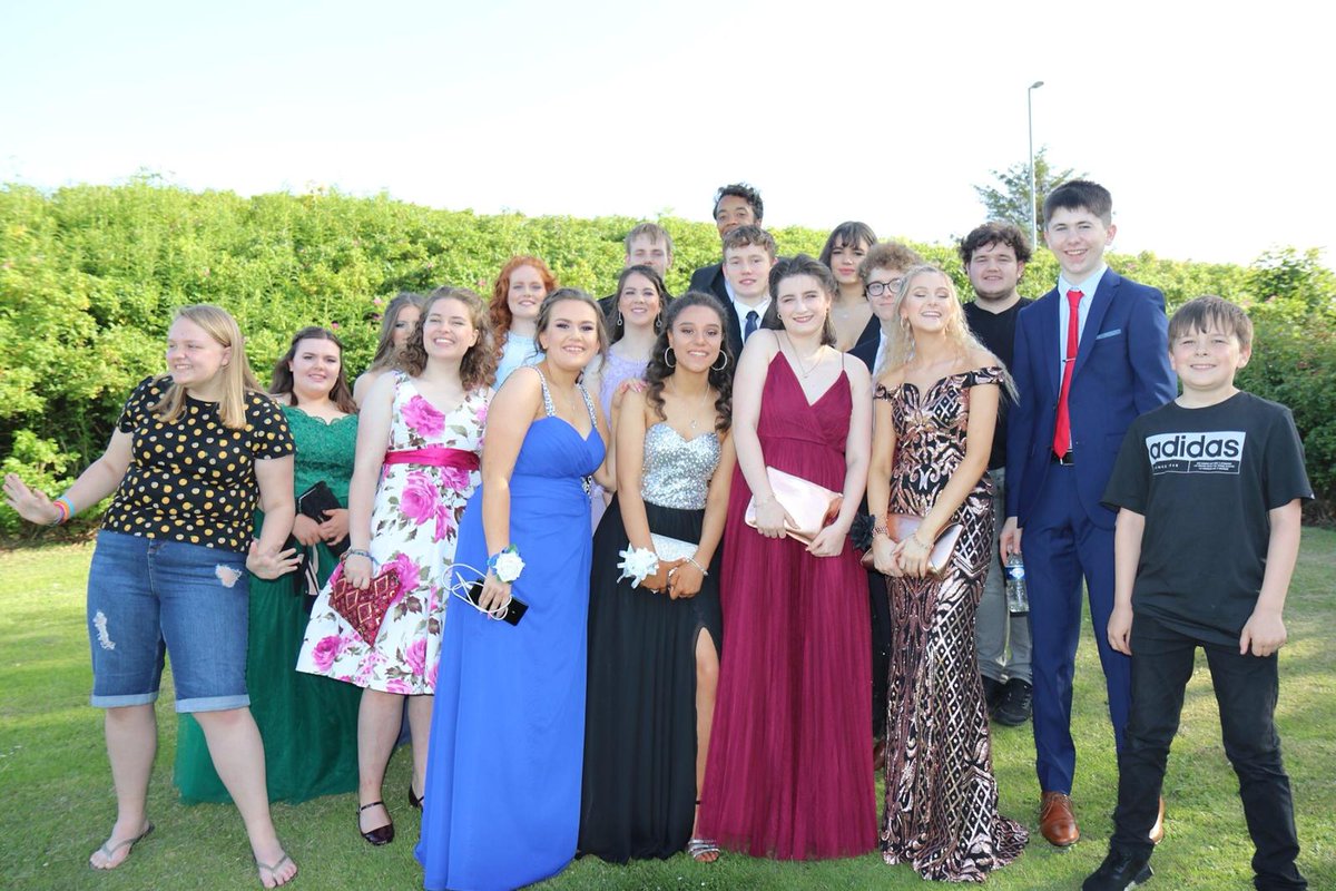 bxa_show's tweet photo. And some of our senior cast and crew + friends looking amazing at prom! 👗👔👠 https://t.co/hhVVS5vrM3