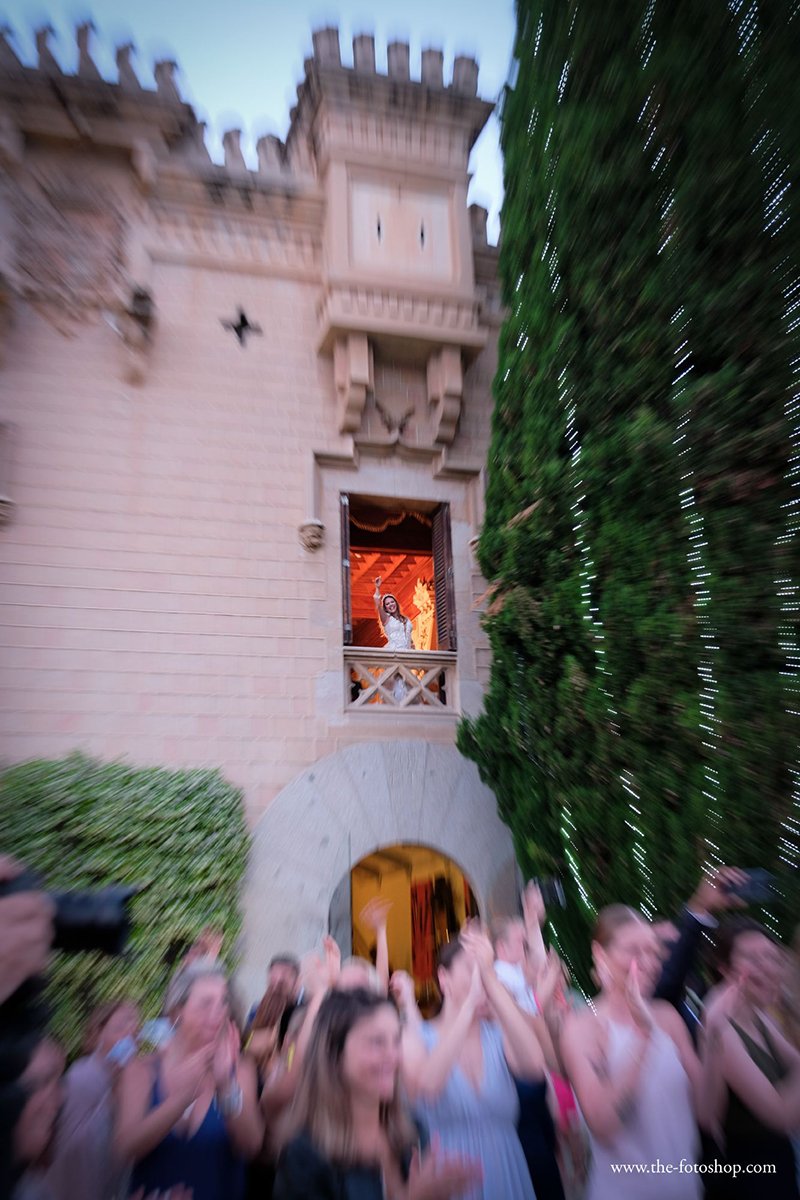 The_Fotoshop's tweet photo. ¿Quién sería la afortunada que cogió el ramo? ¿Se casará el año que viene? ¿A quién llamará para realizarle su reportaje fotográfico? 😉🔮
Enlace de Jan 💍 Claudia en @Castell_Jalpi 🌲🌳🏰🌳🌲
#fotografia #bodas #summerwedding #Barcelona #Catalunya #fotograf #love #FelizJueves https://t.co/0z6ejDNVZQ