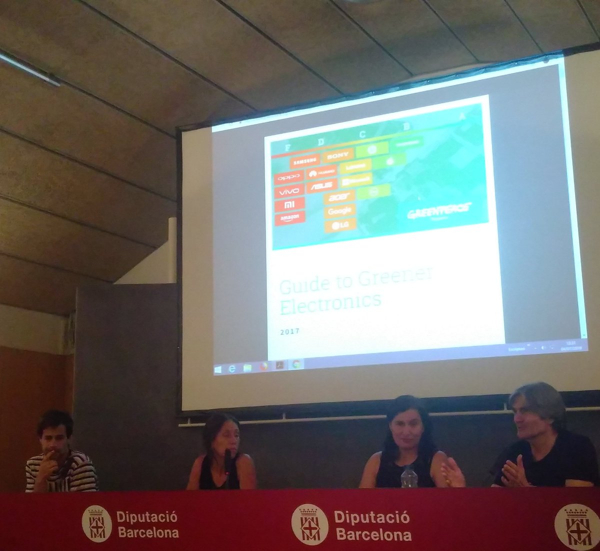 paguerapamies's tweet photo. Ara la taula de #reflexió sobre #tecnologia i ús dels #mòbils, creant debat sobre la importància d'un #consumresponsable amb @evavidaleva, @caltayom i @gerardvilanova a les #jornadesdeducaciómediàtica #MirarPensarActuar d'@aulamedia #greenerelectronics @greenpeace_esp @Greenpeace https://t.co/iVNXIHa6XK