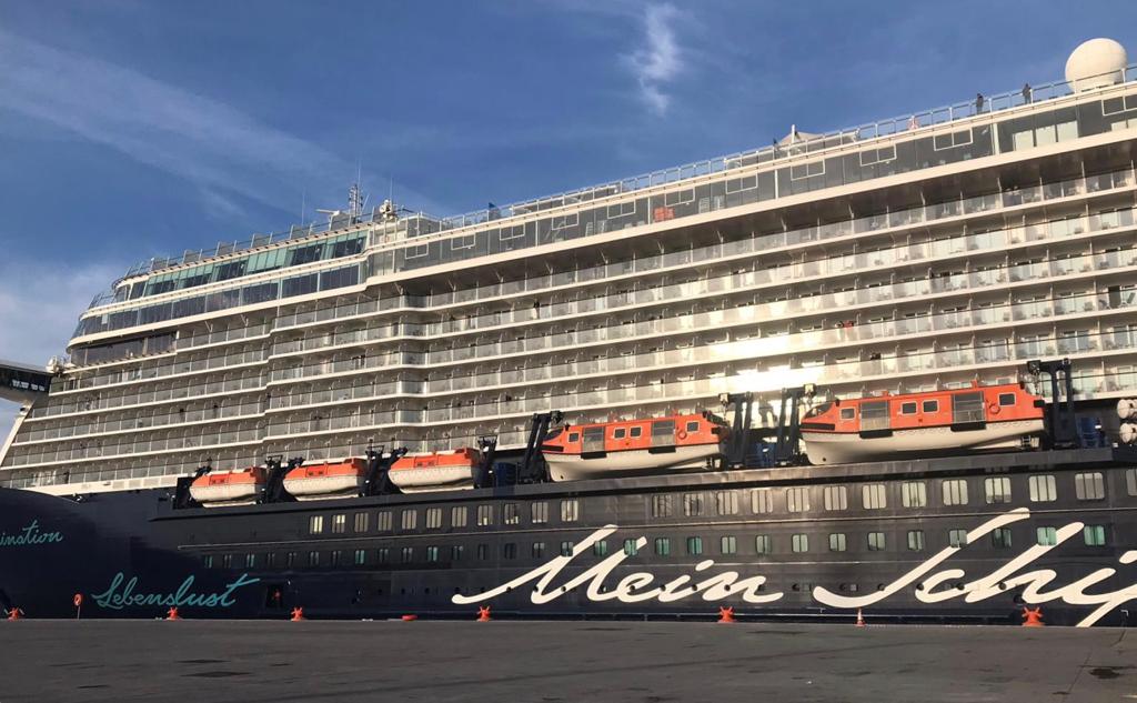 With Mein Schiff 5 in the port, Dublin city centre is buzzing today with 2 magnificent ships visiting us! #saveirishtourism @Carrollsgifts @weareDublinTown @ExcursionsIrl @RetailExIreland