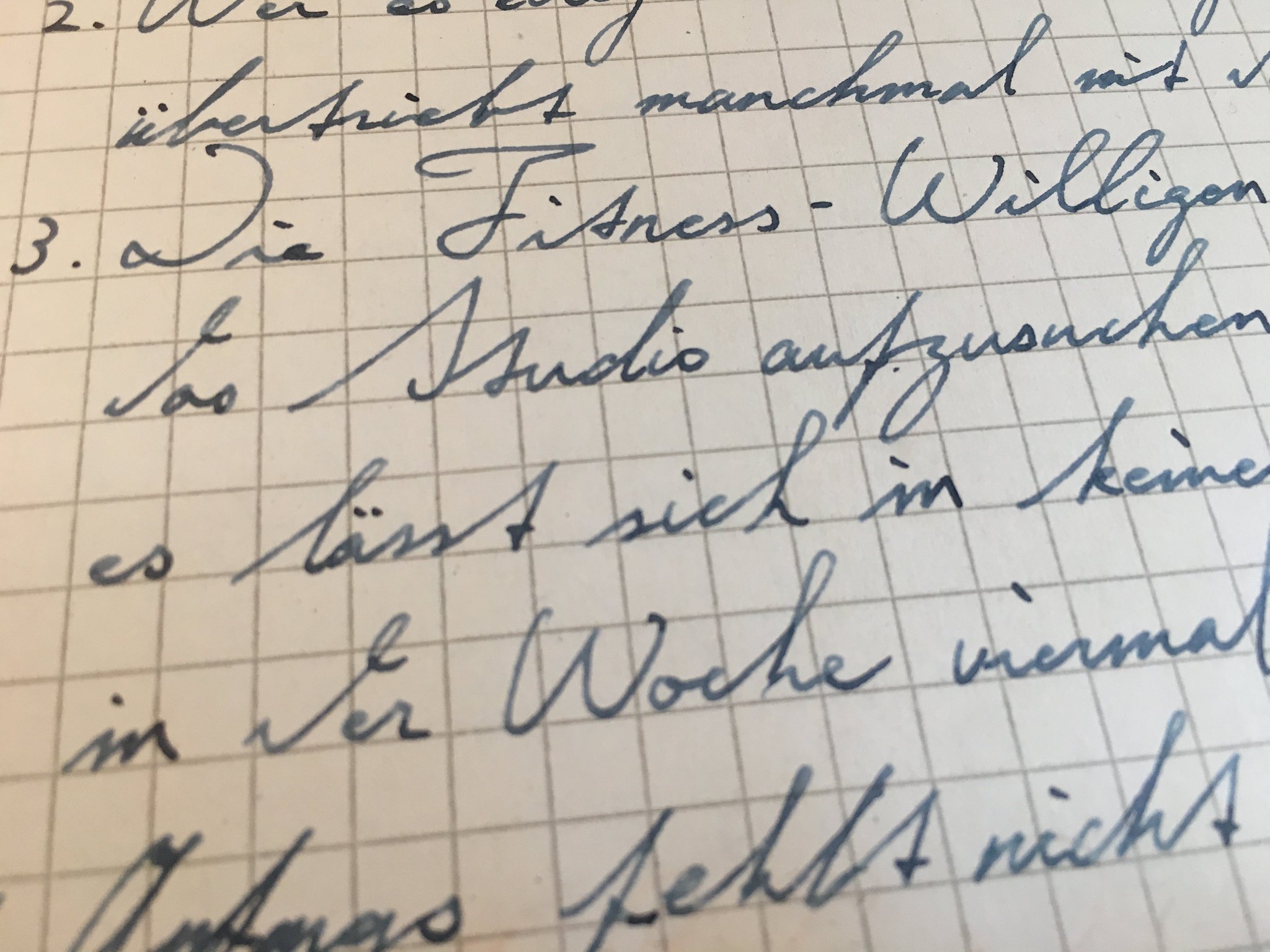 筆記体どうでしょう A Twitter 筆記体を書くコツを教えて欲しいとコメントいただいたのでちょっとずつ公開 その3 赤い丸のように単語との間は出来るだけ均等に 大文字はダイナミックに 小文字はグチャッと書いてok 筆記体